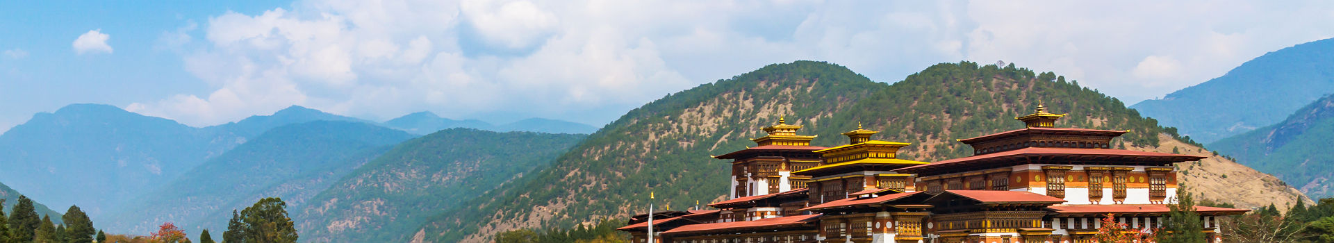 Bhoutan - Vue sur le palais de Punakha Dzong au bord d'une rivière