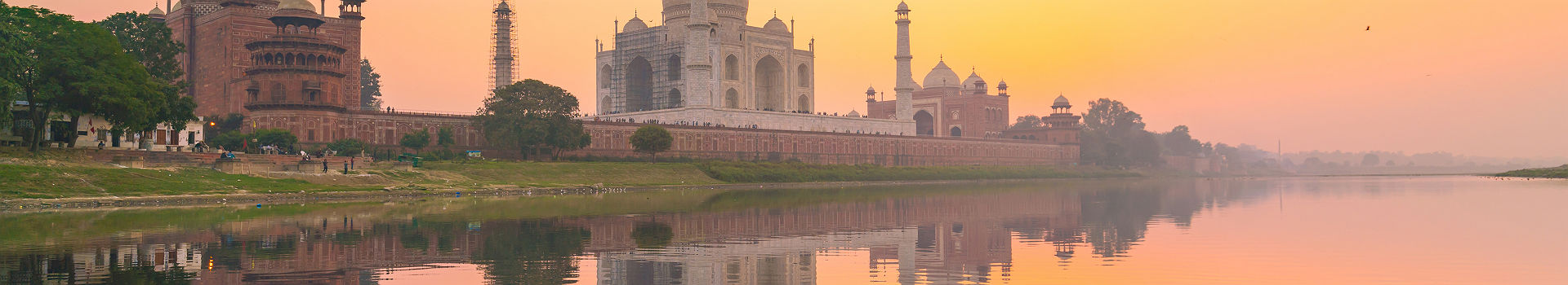Inde - Vue sur le mausolée de Taj Mahal depuis un bateau, à Agra