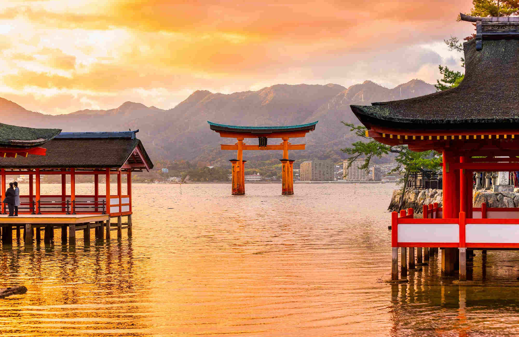 Torii flottant à Itsukushima-jinja à Miyajima au Japon avec Amplitudes