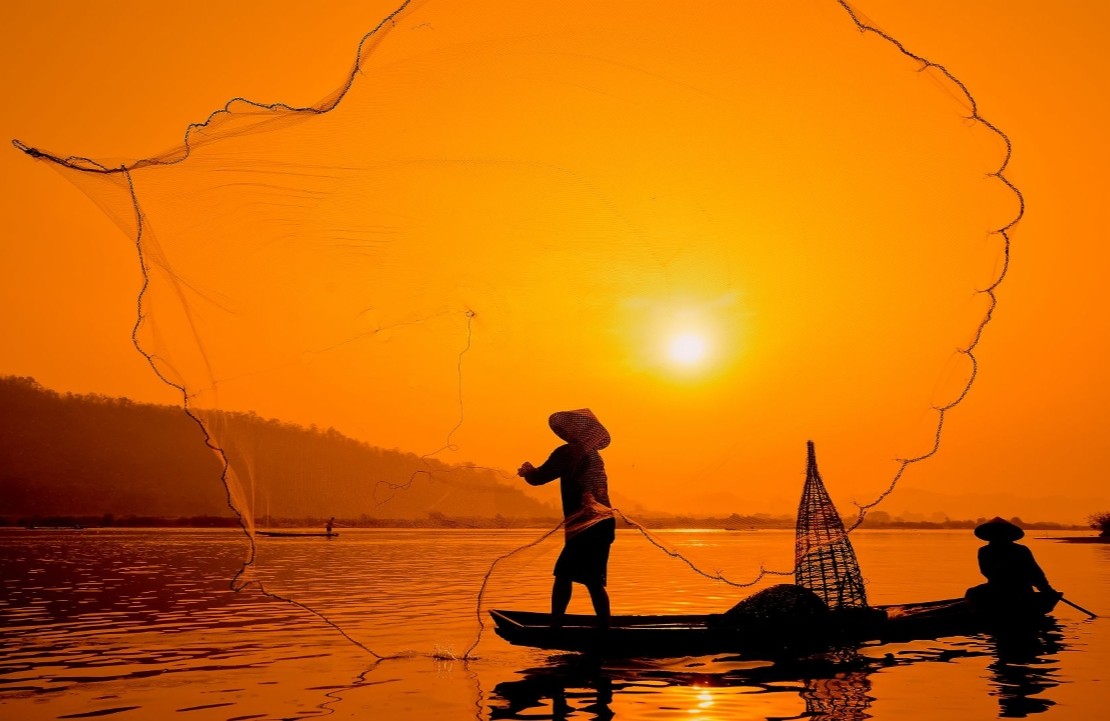 Croisière fluviale de luxe au Vietnam - Un pêcheur au lever du soleil - Amplitudes