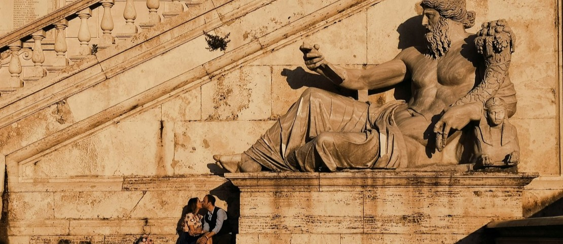 Voyage en couple en Italie - Un couple s'embrassant - Amplitudes