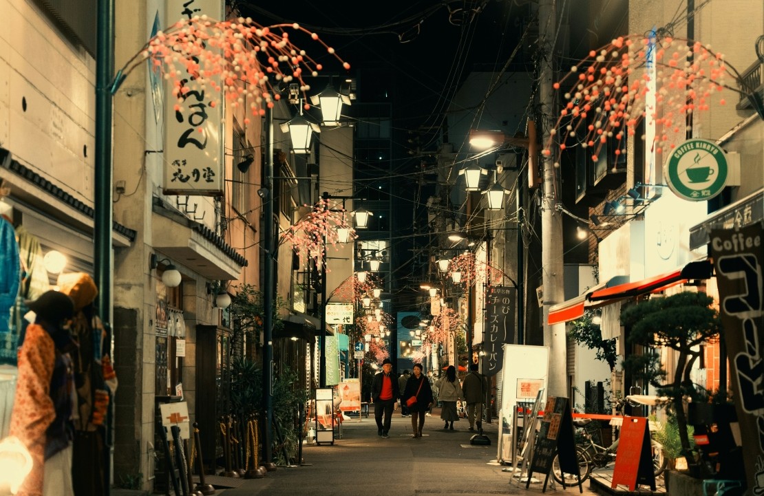 Voyage au Nouvel An en amoureux au Japon - Un couple dans les rues de Tokyo - Amplitudes