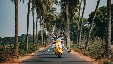 Voyage de noces original - Couples en scooter sous les palmiers - Amplitudes