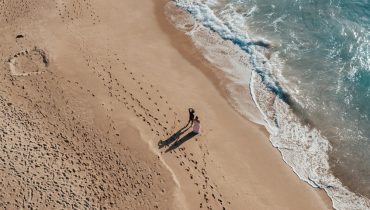 Voyage de noces à Tahiti - Un couple sur une plage bordée d'eau turquoise - Amplitudes