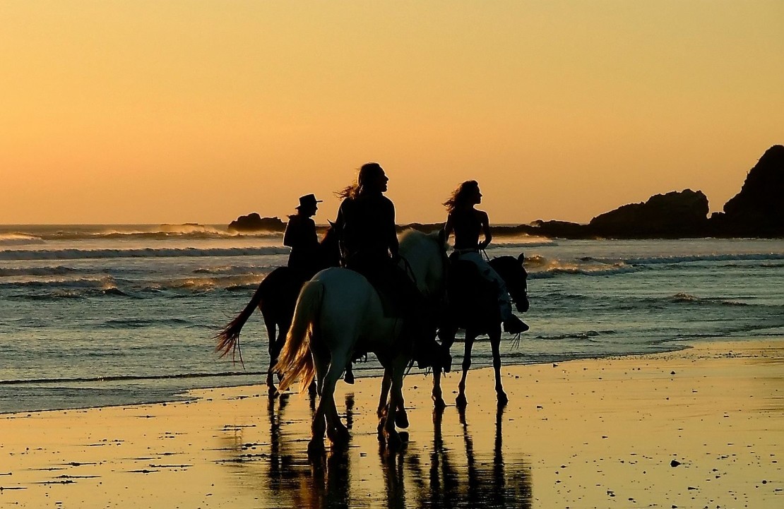 Voyage de noces en Amérique latine - À cheval sur une plage au Costa Rica - Amplitudes