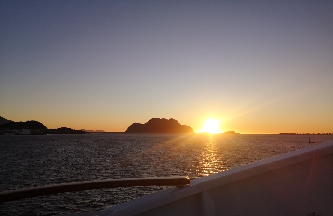 Croisière en Europe du Nord - Un couché de soleil sur les eaux norvégiennes - Amplitudes