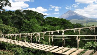 Que faire au Costa Rica – Prendre de la hauteur face au volcan Arenal avec les ponts suspendus - Amplitudes
