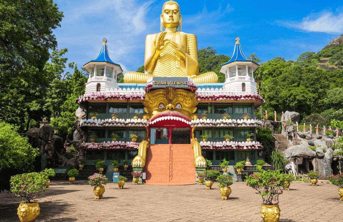 Circuits de randonnée au Sri Lanka - Le géant doré vous accueille lors de votre visite au temple de Dambulla - Amplitudes