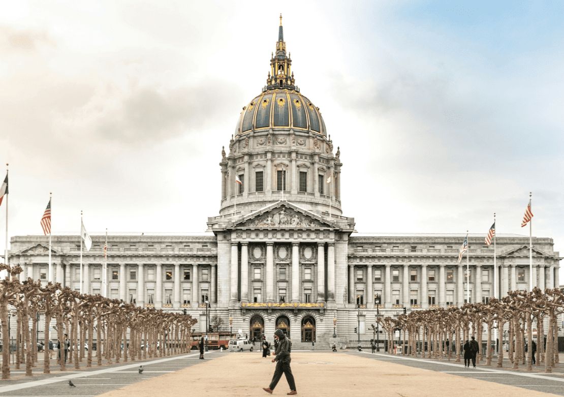 Quartiers de San Francisco - Le San Francisco City Hall veille et impose son majestueux dôme - Amplitudes