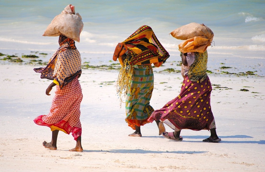 Voyage à Zanzibar en famille - Les femmes cheminant sur la plage - Amplitudes