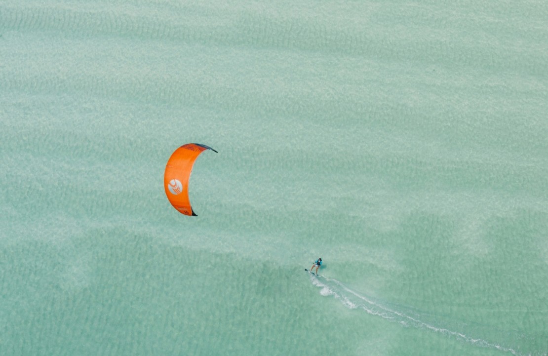 Voyage nature à Zanzibar - Un kitesurfeur sur Paje Beach - Amplitudes