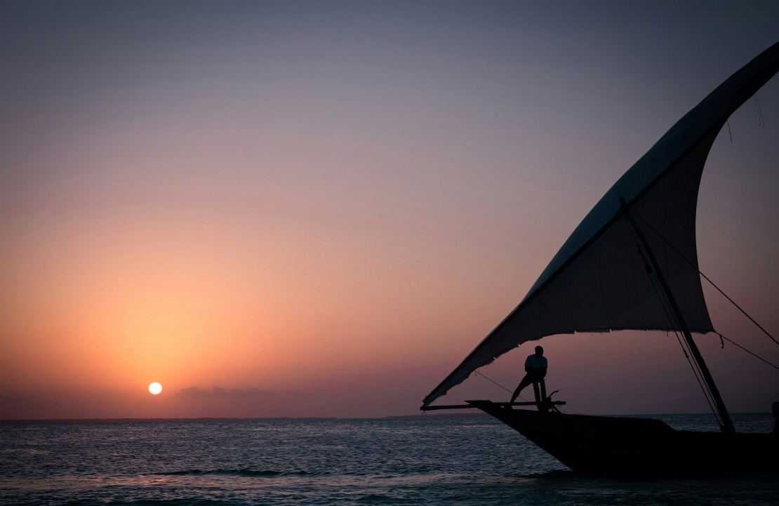 Voyage en Tanzanie sur mesure - Une boutre au crépuscule - Amplitudes