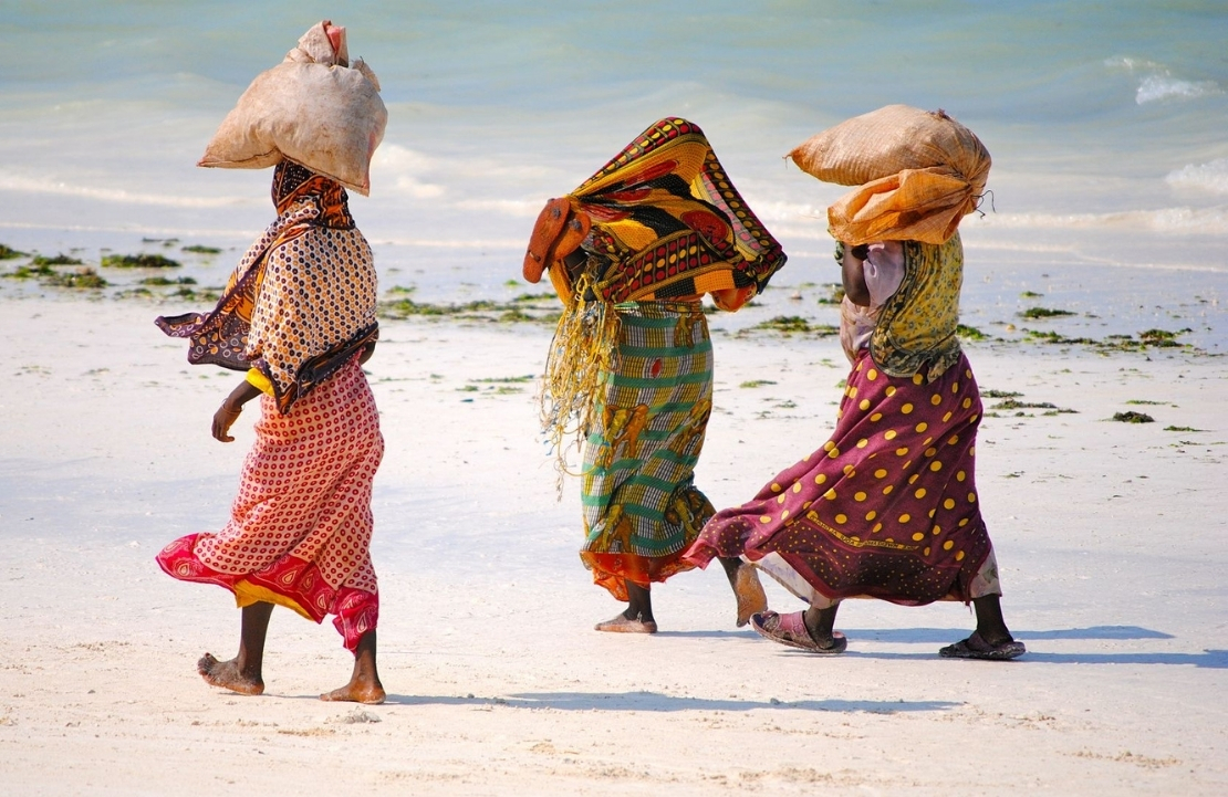 Voyage en famille en Tanzanie - Des femmes sur la plage à Zanzibar - Amplitudes