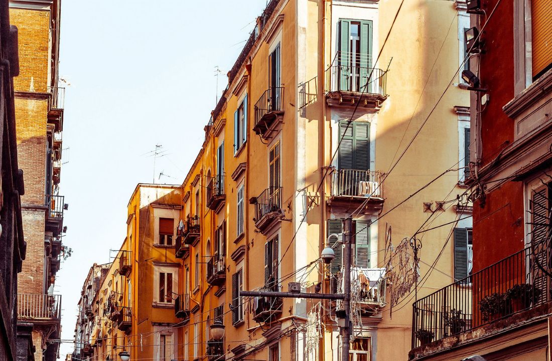 Voyage en bord de mer en Italie - vieux quartiers de la ville de Naples - Amplitudes