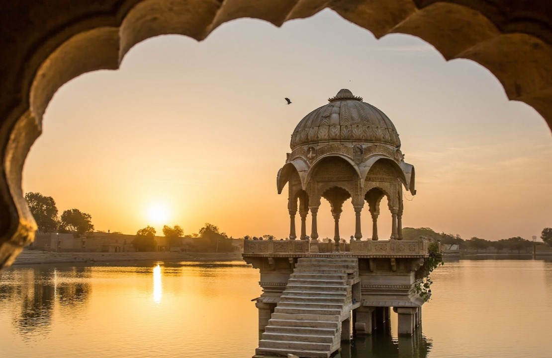 Voyage au Rajasthan sur mesure - Les cénotaphes du lac Gadisar - Amplitudes