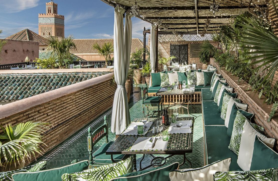 Séjour à La Sultana Marrakech - terrasse avec vue sur un minaret - Amplitudes
