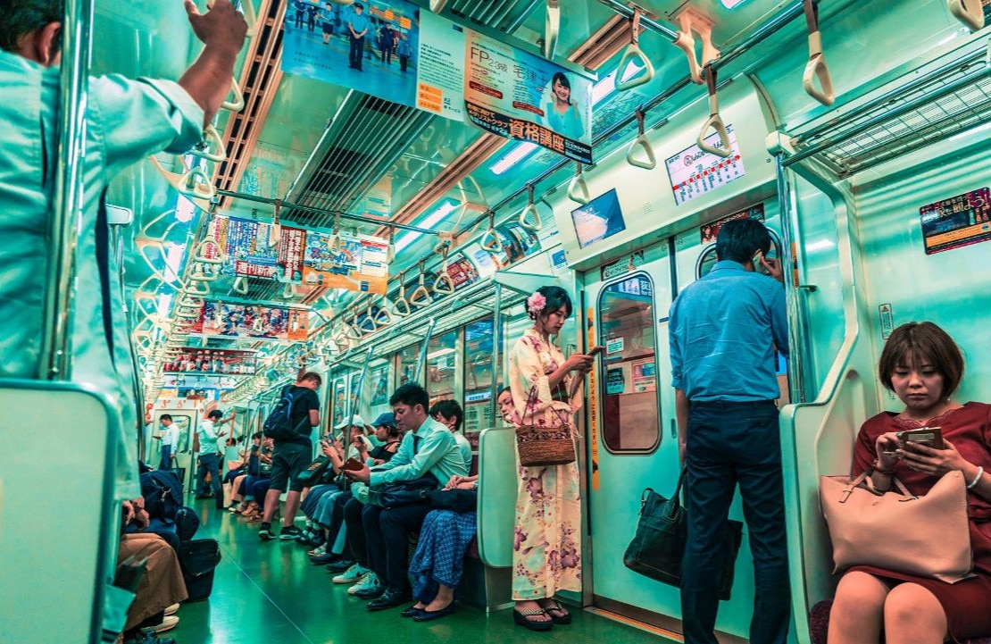 Voyage en famille au Japon - Passage dans le métro éclectique de Tokyo - Amplitudes