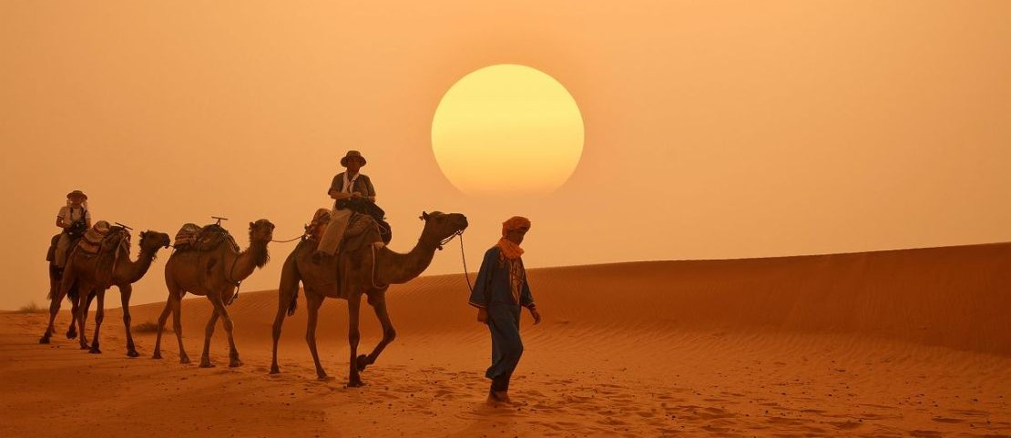 Voyage sur mesure au Maroc - Balade sur les dunes à dos de chameau – Amplitudes