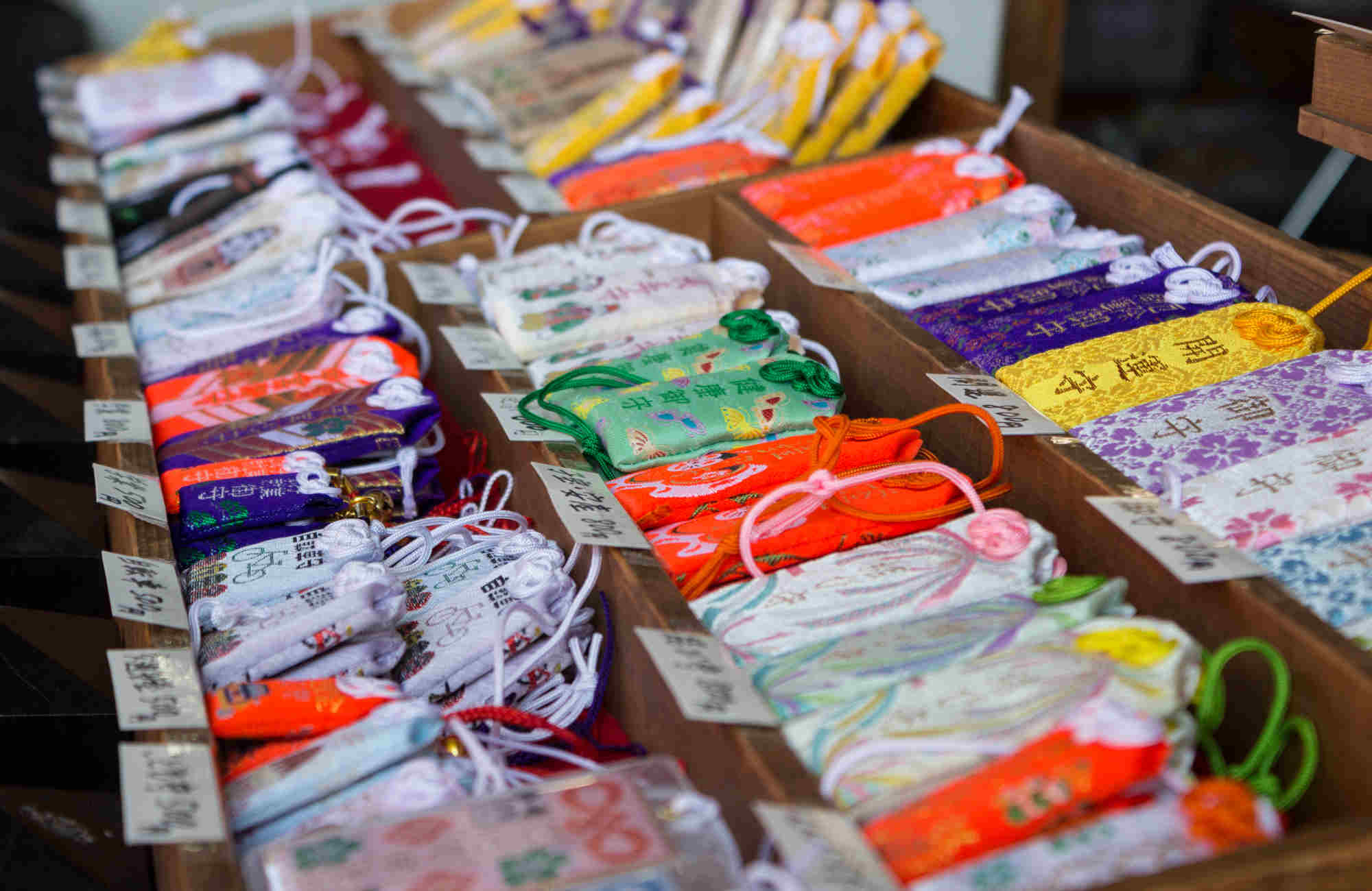 omamori, amulette japonaise à Itsukushima-jinja à Miyajima par Amplitudes