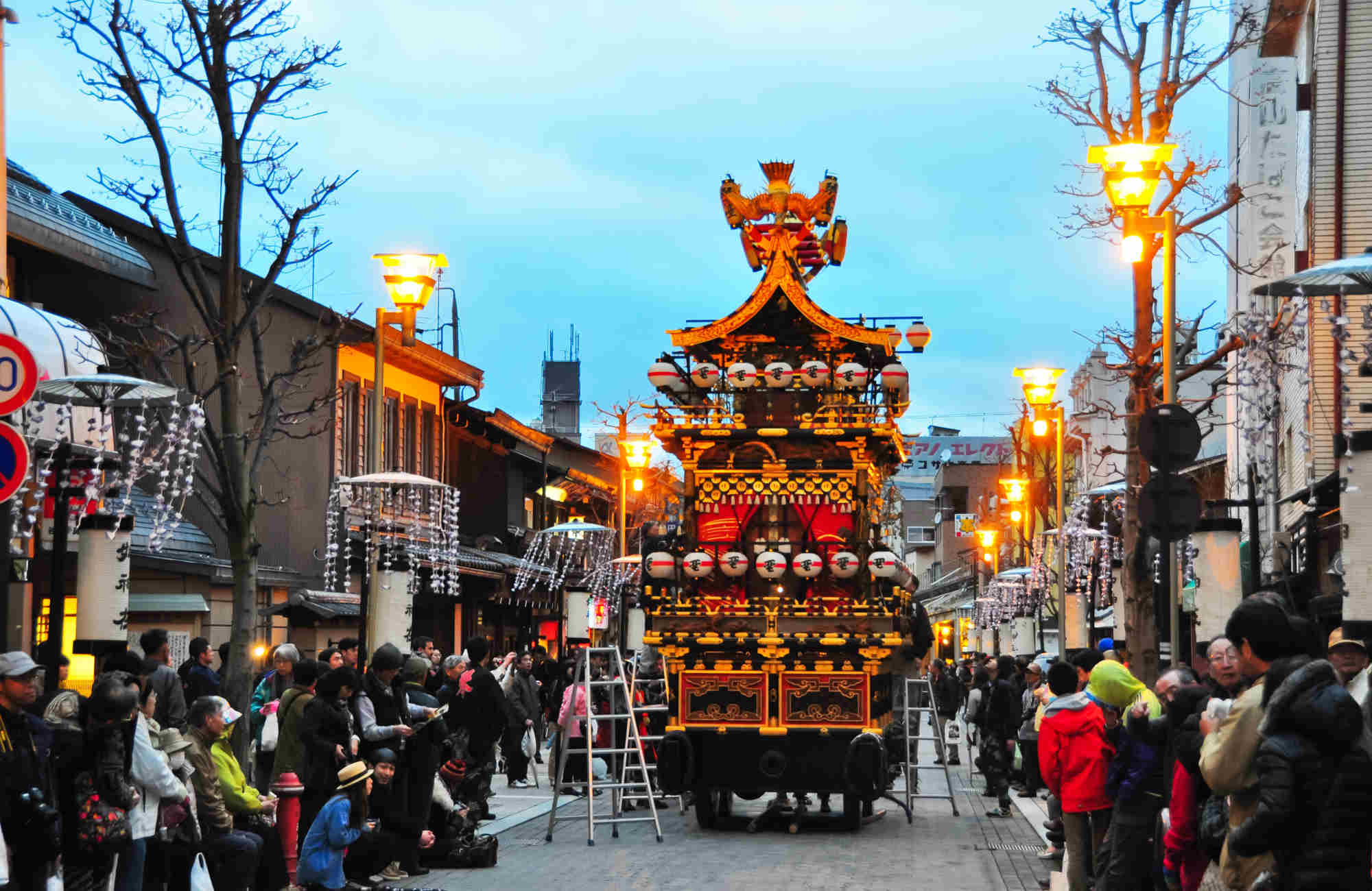 Matsuri d'Hanami à Takayama au Japon en voyage avec Amplitudes