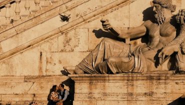 Voyage en couple en Italie - Un couple s'embrassant - Amplitudes