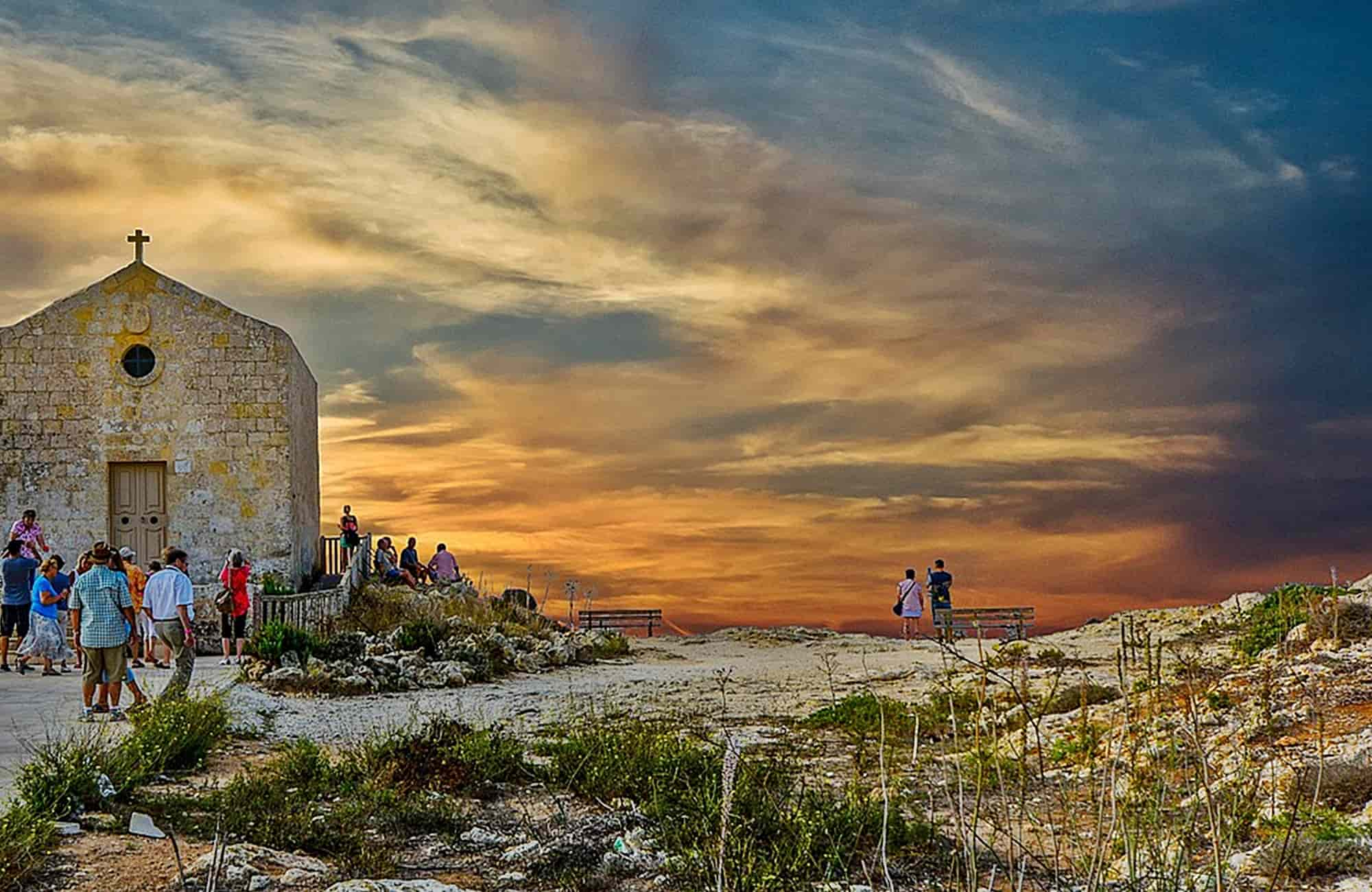 Grimpez jusqu’à la chapelle Madliena et randonnez le long des falaises de Dingli.