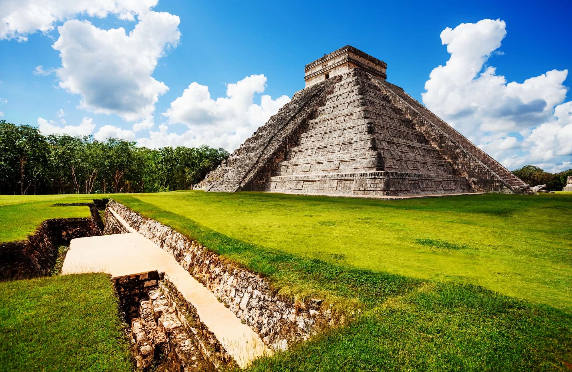 Pyramide El Castillo icone du site Maya de Chichen Itza 