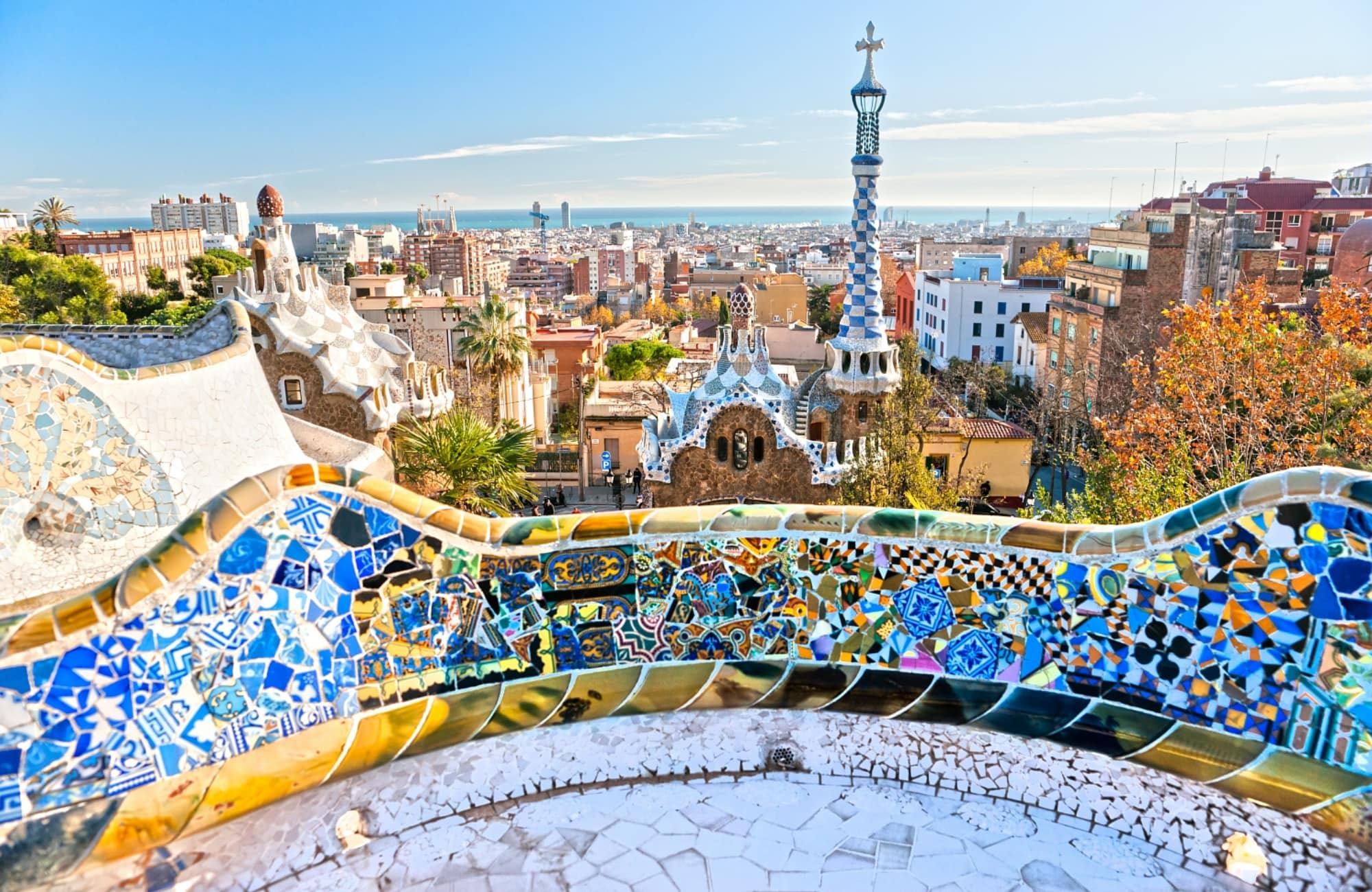 Camaïeux de couleurs sur les bancs en mosaïque du Park Güell