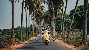 Voyage de noces original - Couples en scooter sous les palmiers - Amplitudes