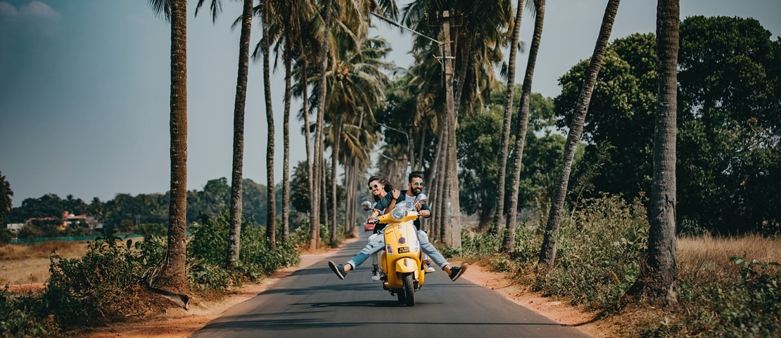 Voyage de noces original - Couples en scooter sous les palmiers - Amplitudes