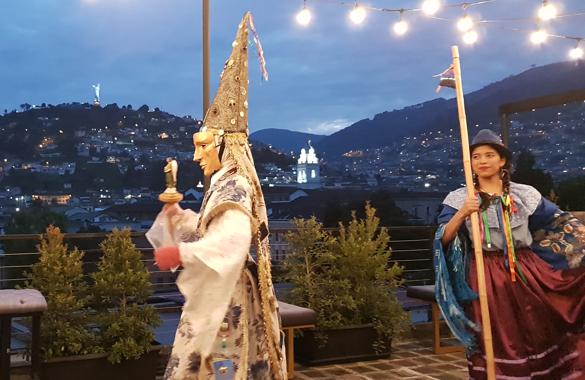 Sur la terrasse du bel hôtel, les locaux nous offrent un très beau spectacle