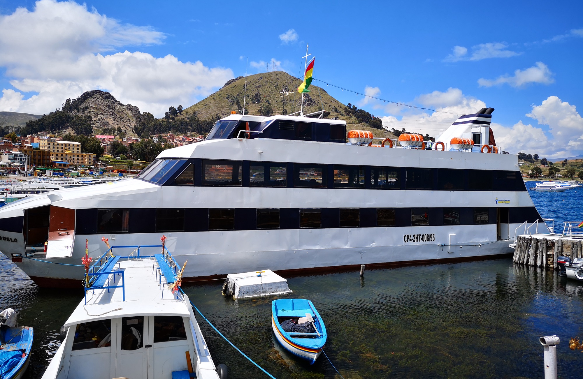Entre Copacabana, l'Isla Del Sol et Chua, embarquez à bord d'un catamaran pour une croisière originale. 