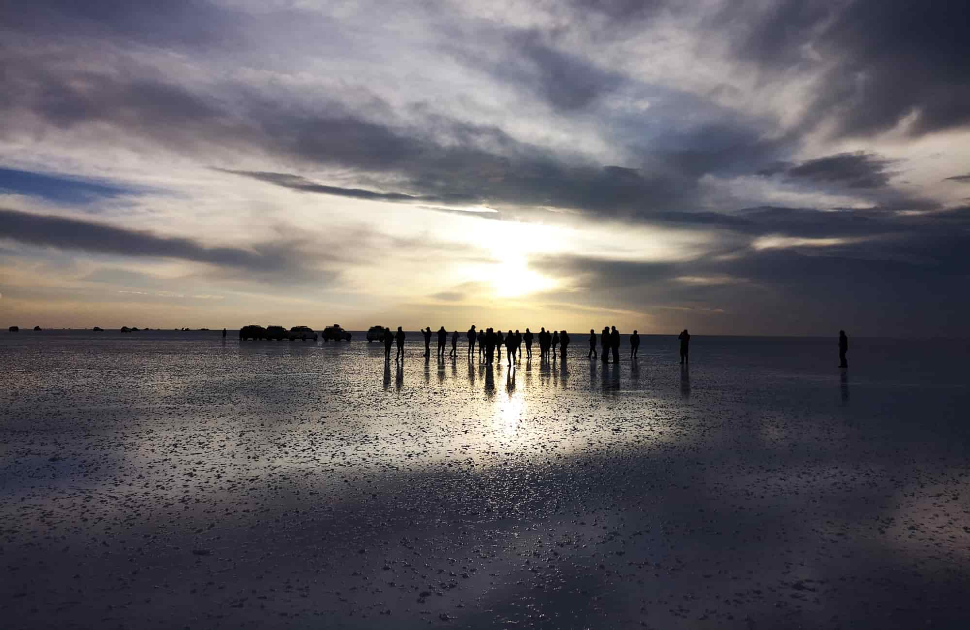 Le salar d'Uyuni offre des moments uniques, entre photographies originales et apéritif au coucher de soleil. 