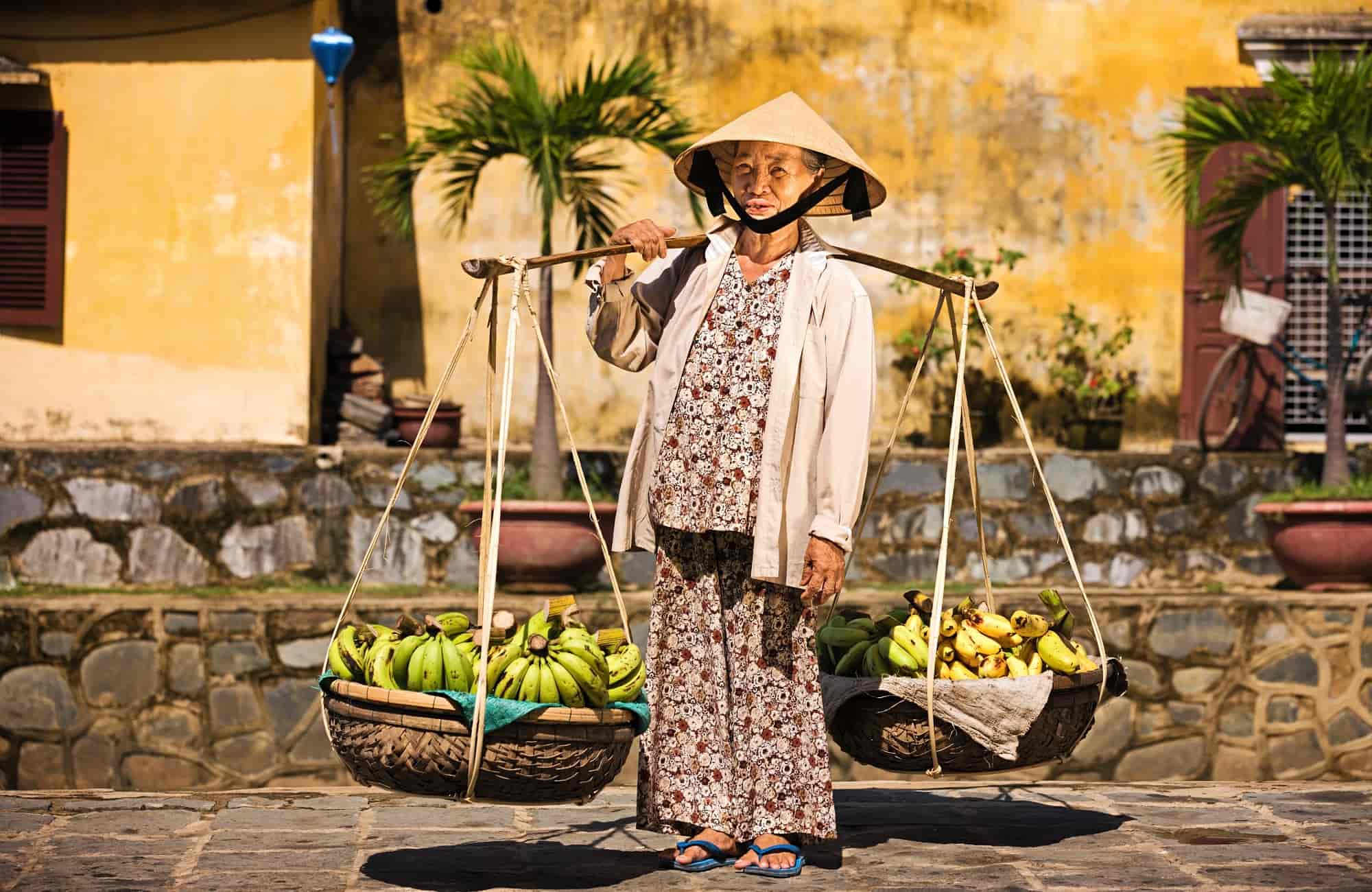 Voyage Vietnam - Vendeuse fruits Hoi An - Amplitudes