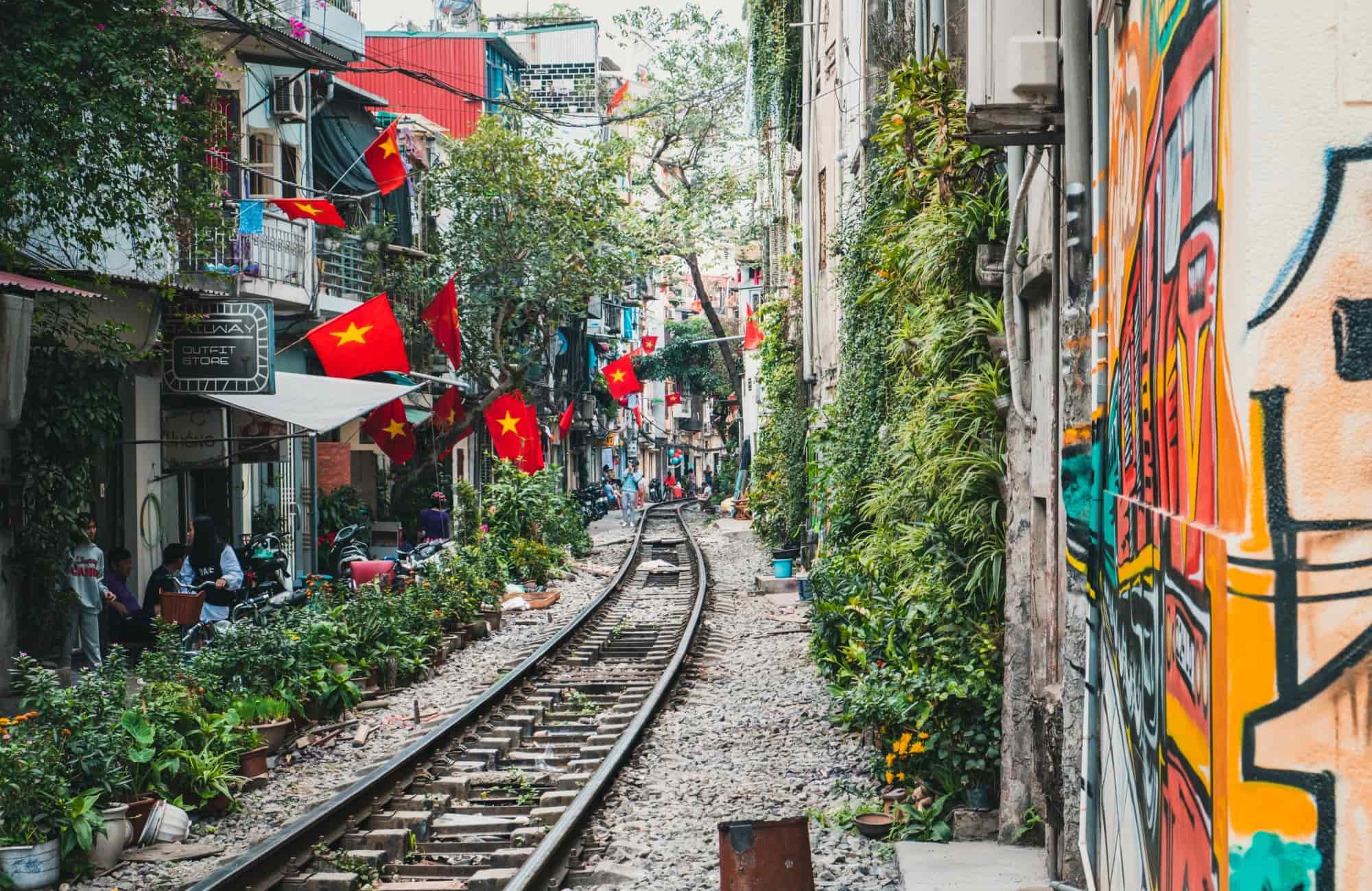 Voyage Hanoi - Rue du train Hanoi - Amplitudes