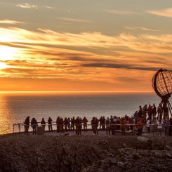 Aurores boréales vs Soleil de minuit