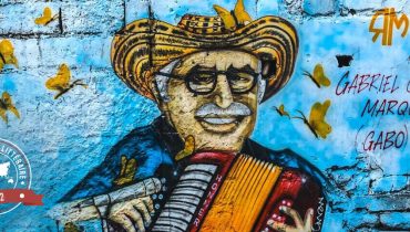 Circuit chauffeur-guide en Colombie - Fresque de street art représentant Gabriel Garcia Marquez entouré de ses célèbres papillons jaunes - Amplitudes