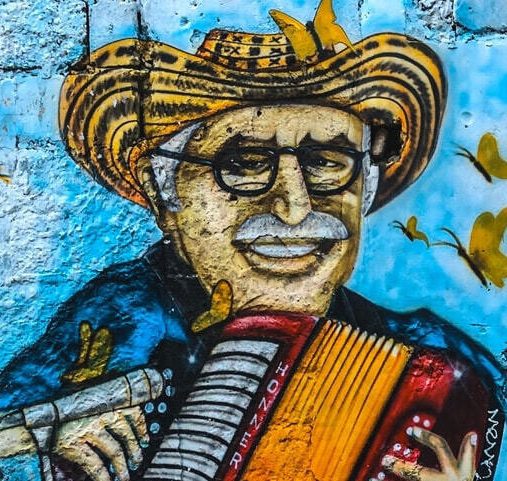 Circuit chauffeur-guide en Colombie - Fresque de street art représentant Gabriel Garcia Marquez entouré de ses célèbres papillons jaunes - Amplitudes