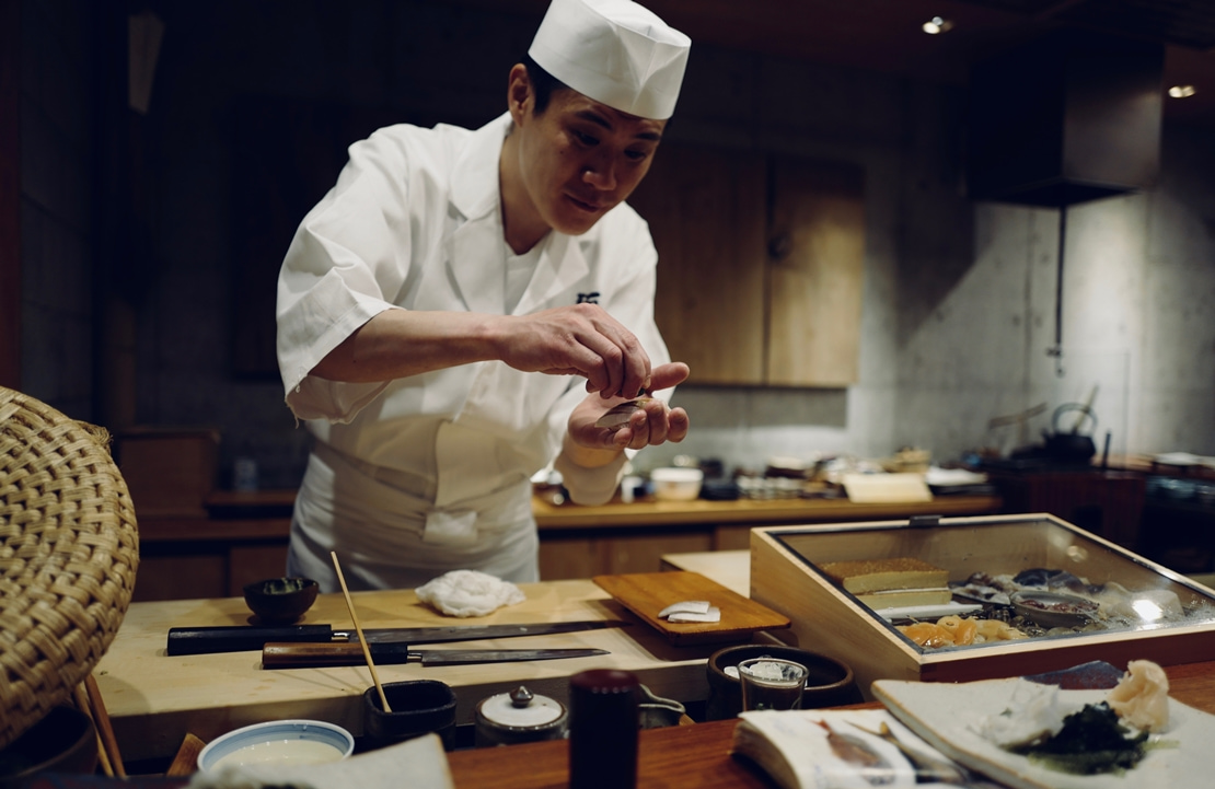 Balade dans les rues de Tokyo - Maître sushi à l'œuvre - Amplitudes