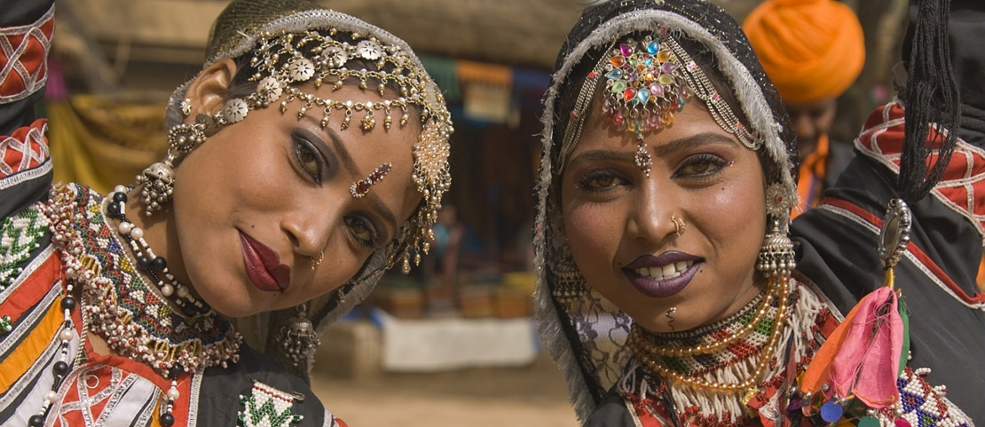 Voyage en Inde - Deux danseuses traditionnelles à Jaipur - Amplitudes