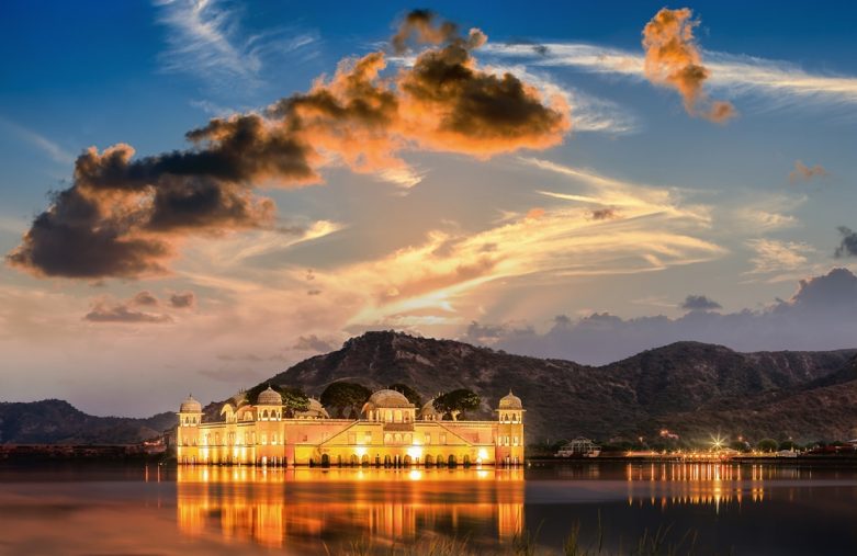 Séjour hôtels de luxe au Rajasthan - Le Taj Lake Palace illuminé - Amplitudes