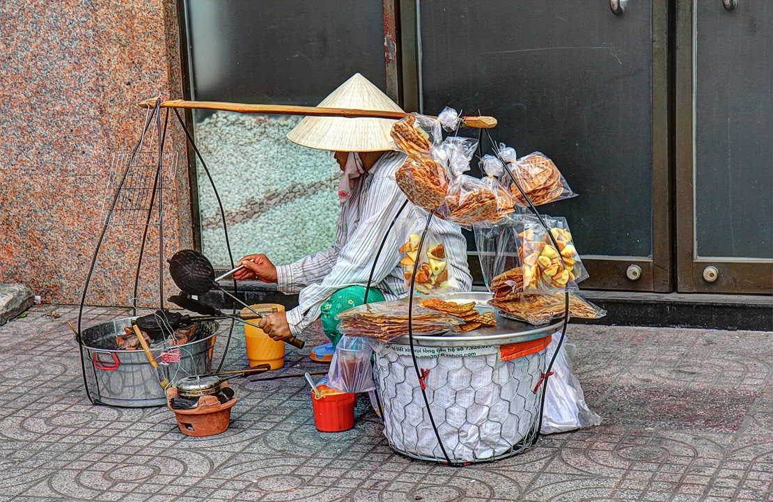 Voyage Vietnam Street Food - Vendeuse ambulante à Ho Chi Minh Ville - Amplitudes
