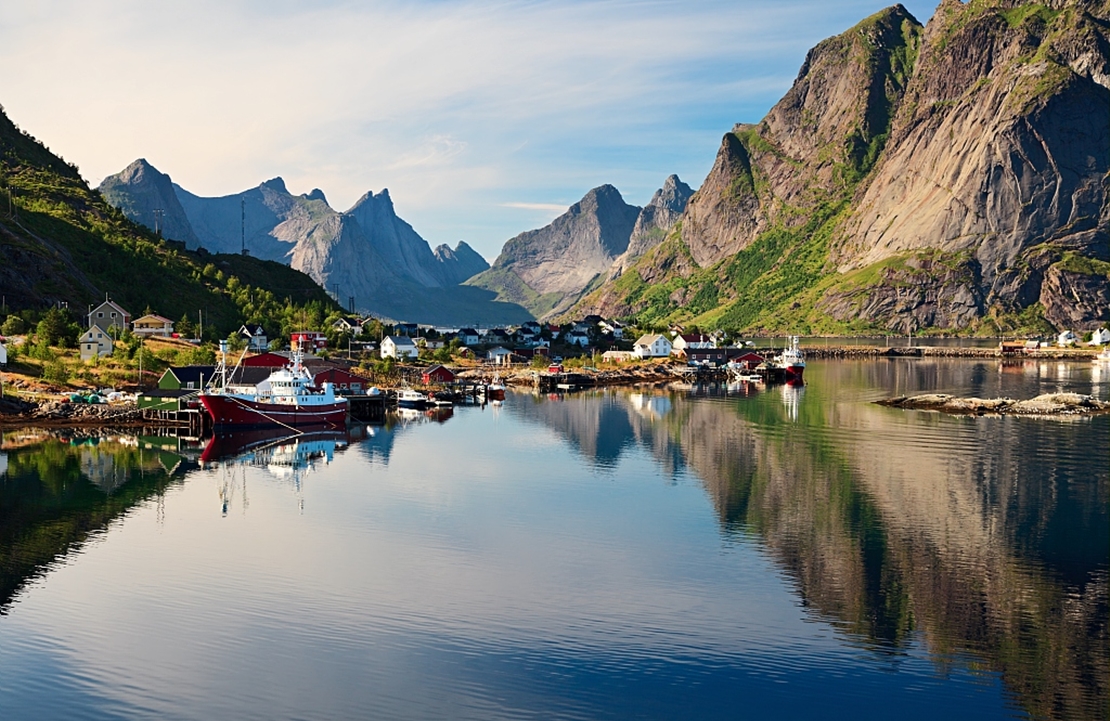 Croisière en Norvège - Village dans les îles Lofoten où voir des baleines - Amplitudes