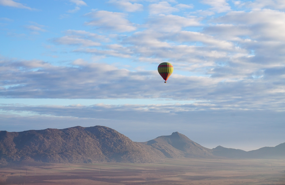 Circuit chauffeur-guide au Maroc - L'Atlas et les champs survolés dans un voyage en montgolfière - Amplitudes