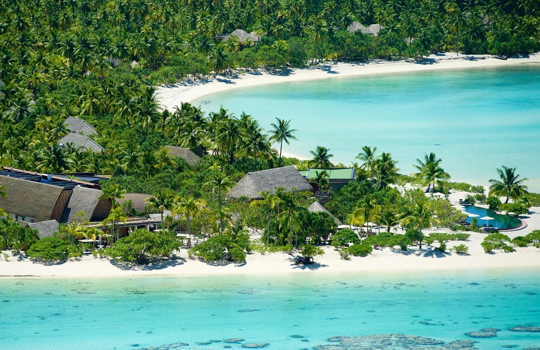 Séjour de luxe en Polynésie - La plage de l'écolodge de luxe The Brando - Amplitudes