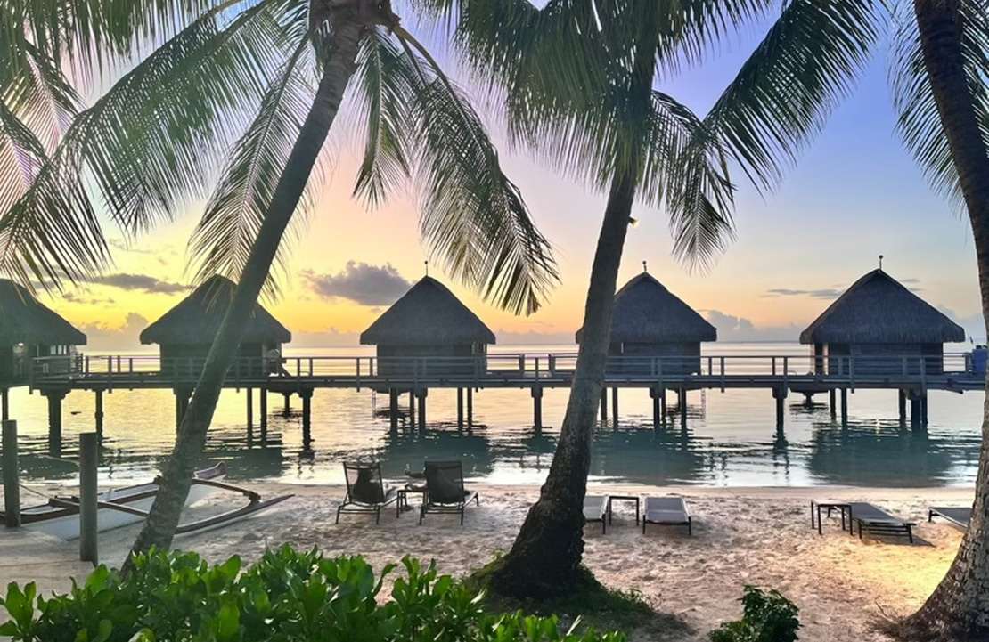 Autotour en Polynésie – Le crépuscule devant les bungalow sur pilotis de Moorea - Amplitudes