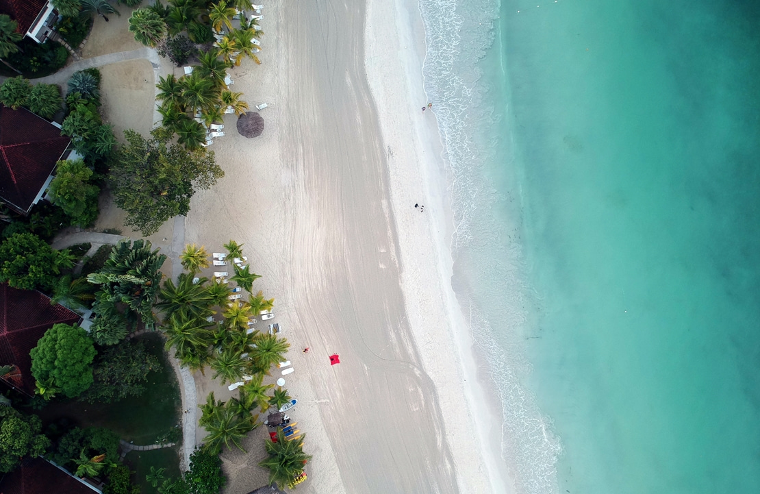 Voyage en amoureux en Jamaïque - Vue du ciel d'une plage de Négril - Amplitudes