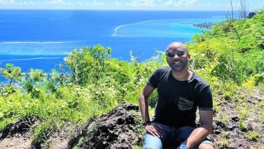 Voyage en Polynésie Française - Jean-Marc, spécialiste Caraïbes et Océan Indien devant les lagons de Polynésie - Amplitudes