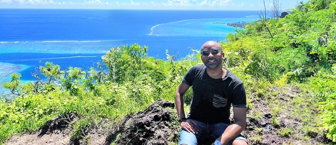 Voyage en Polynésie Française - Jean-Marc, spécialiste Caraïbes et Océan Indien devant les lagons de Polynésie - Amplitudes