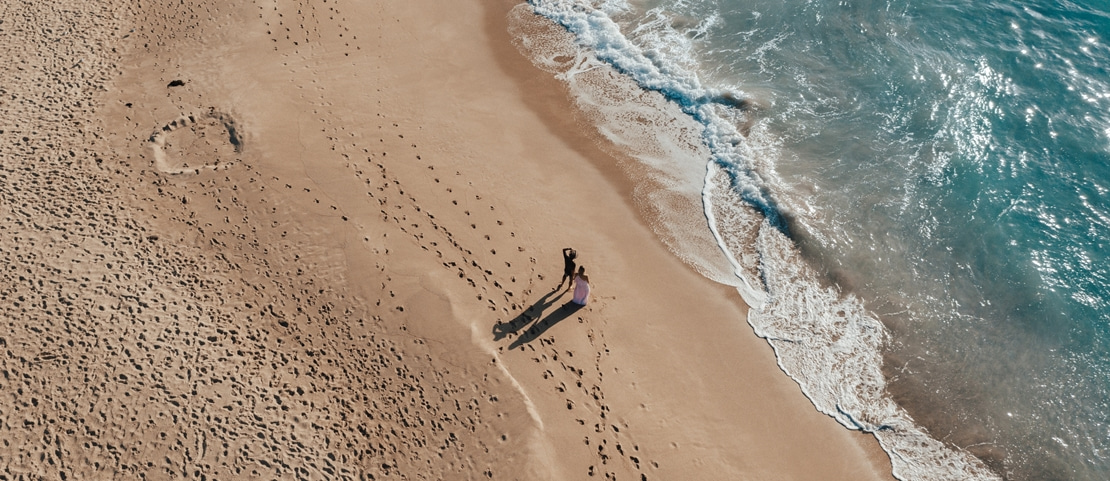 Voyage de noces à Tahiti - Un couple sur une plage bordée d'eau turquoise - Amplitudes